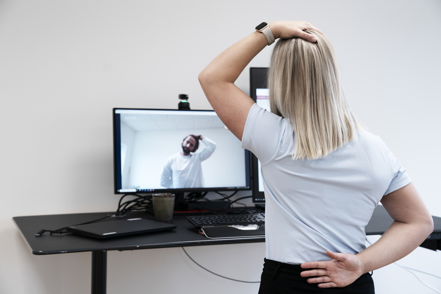 Online Fysioterapeut viser øvelse
